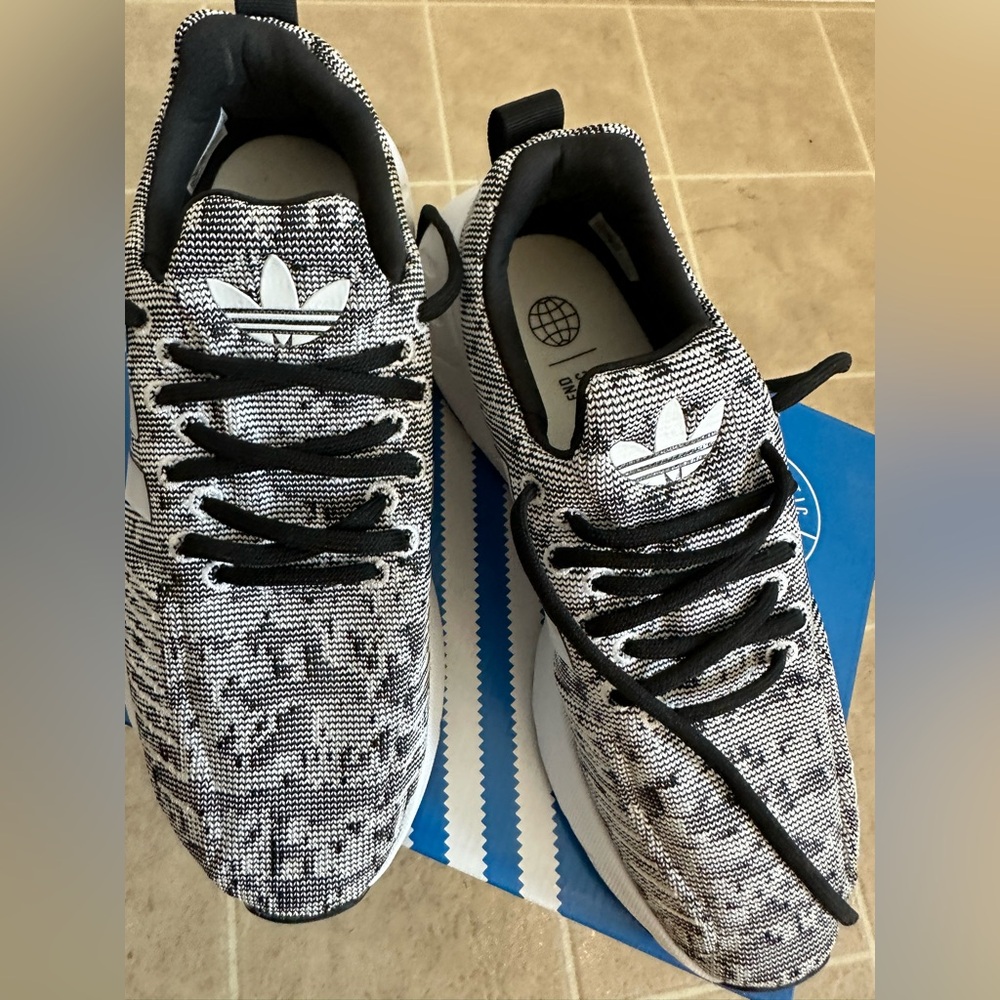 Like New Adidas Swift Run Boys Athletic Running Sneakers. Never Worn! Size6